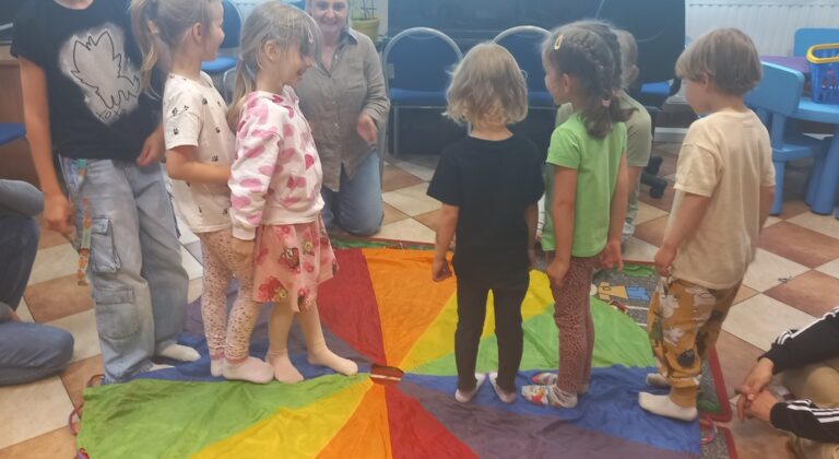 spotkanie dzieci z sową Jadwigą w bibliotece