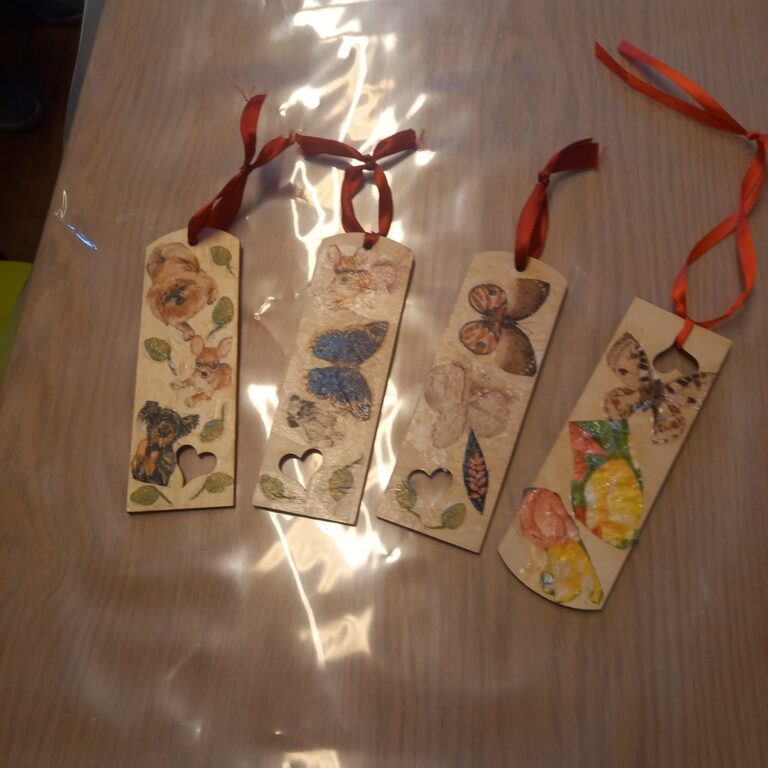 Biblioteka. Lubię tu być, gdzie cisza szepce do myśli skrytych, gdzie czas odpoczywa na kartkach starych,