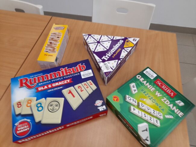 granie w gry planszowe w bibliotece