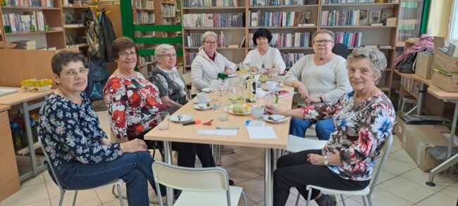 spotkanie seniorów w bibliotece