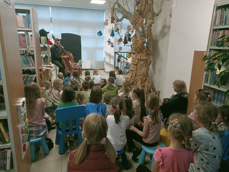 spektakl teatralny dla dzieci w bibliotece