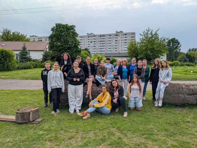 wolontariusze na trawie w folwarku