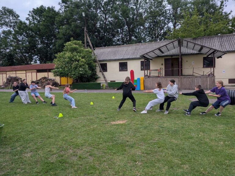 wolontariusze na trawie w folwarku