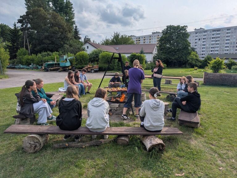 wolontariusze na trawie w folwarku