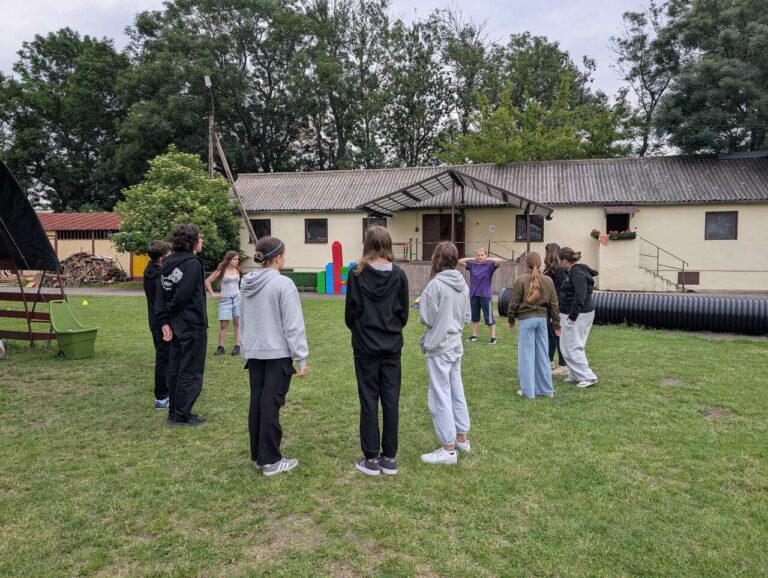 wolontariusze na trawie w folwarku