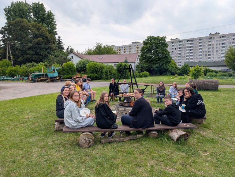 wolontariusze na trawie w folwarku