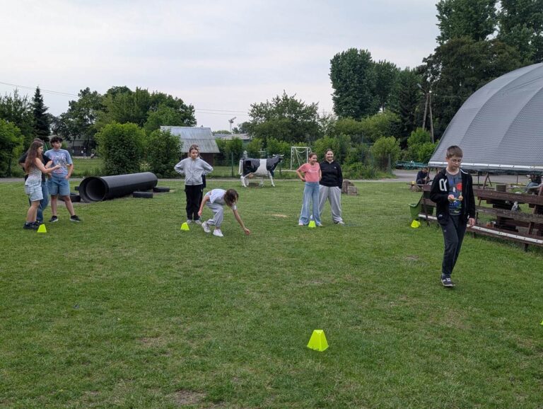 wolontariusze na trawie w folwarku