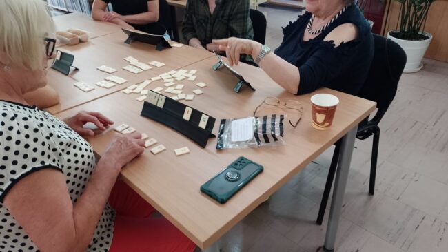 czytelnicy biblioteki grają w Rummikub