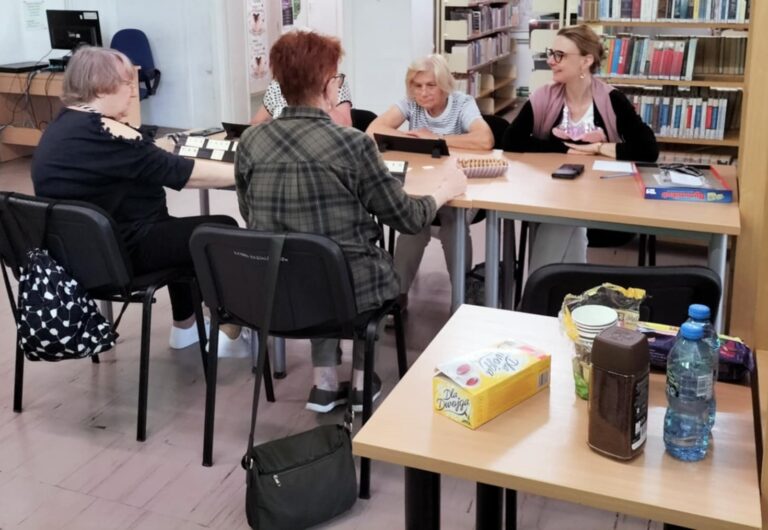 czytelnicy biblioteki grają w Rummikub