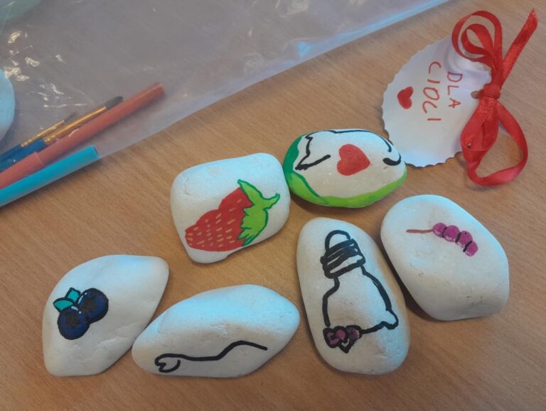 pomalowane kamyki - prace plastyczne podczas warsztatów w bibliotece dla dzieci