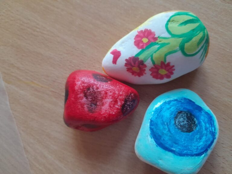 pomalowane kamyki - prace plastyczne podczas warsztatów w bibliotece dla dzieci