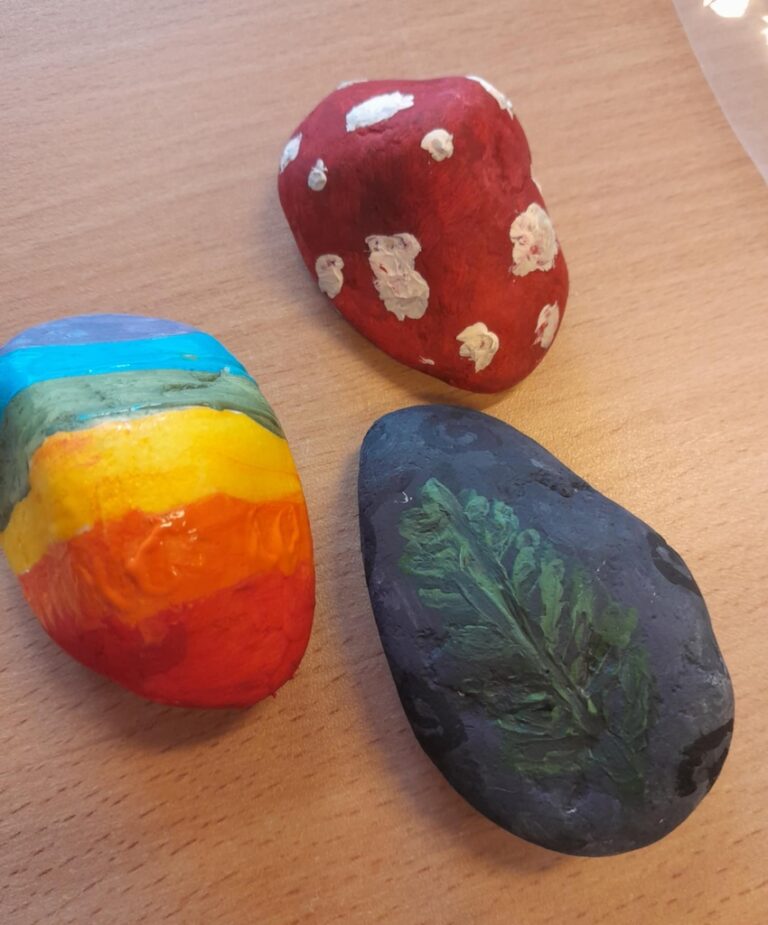 pomalowane kamyki - prace plastyczne podczas warsztatów w bibliotece dla dzieci