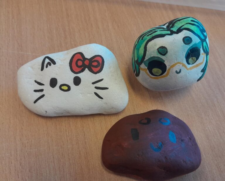 pomalowane kamyki - prace plastyczne podczas warsztatów w bibliotece dla dzieci
