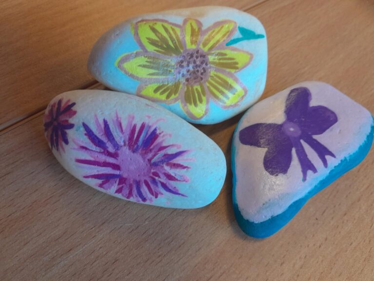 pomalowane kamyki - prace plastyczne podczas warsztatów w bibliotece dla dzieci