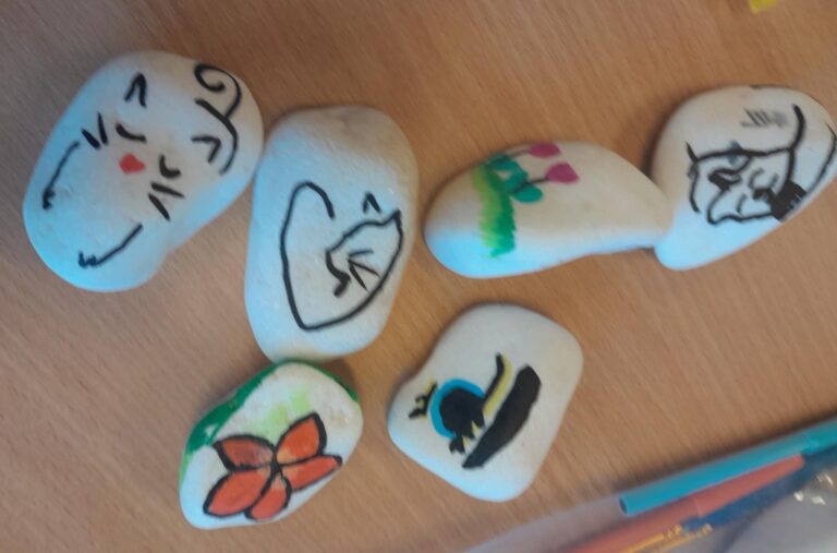 pomalowane kamyki - prace plastyczne podczas warsztatów w bibliotece dla dzieci