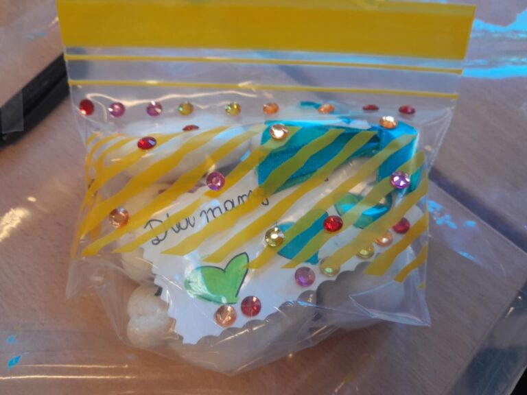 pomalowane kamyki - prace plastyczne podczas warsztatów w bibliotece dla dzieci