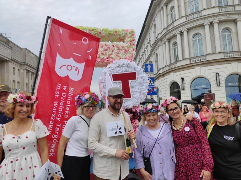 parada syrenki na Nowym Świecie i Krakowskim Przedmieściu