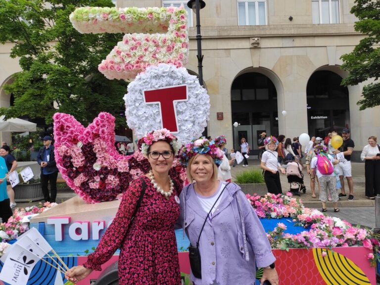 parada syrenki na Nowym Świecie i Krakowskim Przedmieściu