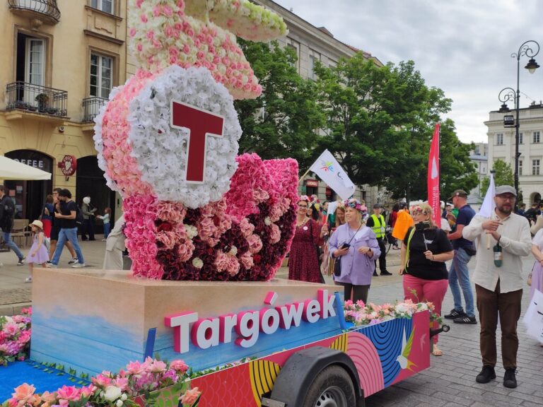 parada syrenki na Nowym Świecie i Krakowskim Przedmieściu