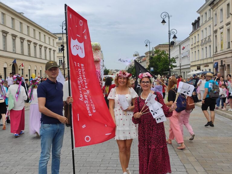 parada syrenki na Nowym Świecie i Krakowskim Przedmieściu