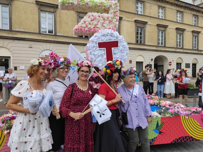 parada syrenki na Nowym Świecie i Krakowskim Przedmieściu