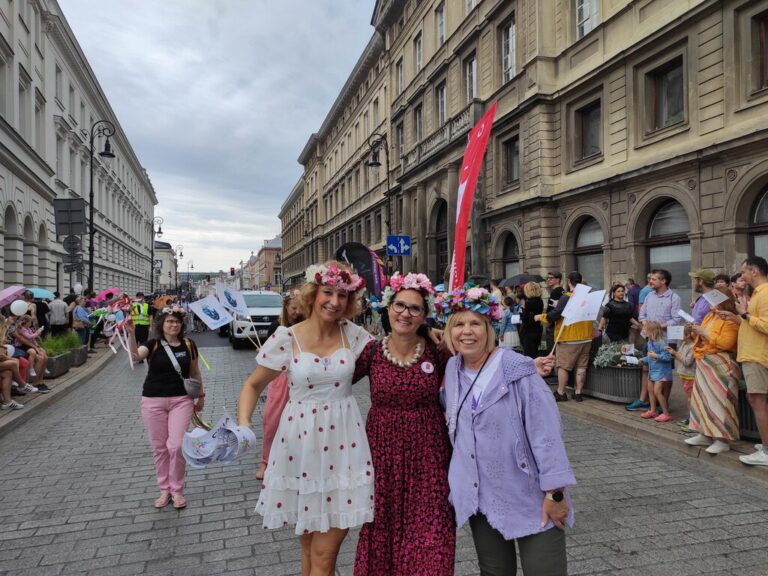 parada syrenki na Nowym Świecie i Krakowskim Przedmieściu