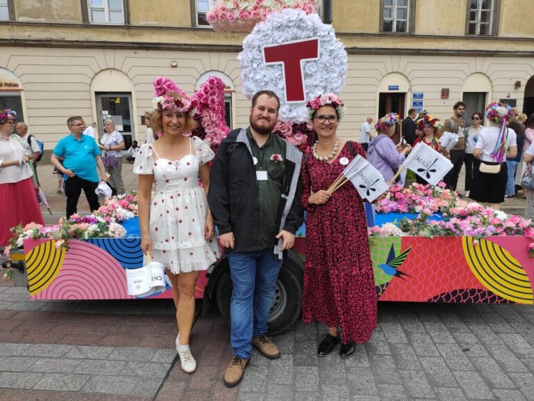 parada syrenki na Nowym Świecie i Krakowskim Przedmieściu