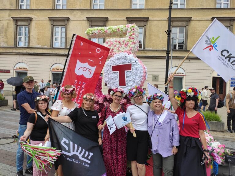 parada syrenki na Nowym Świecie i Krakowskim Przedmieściu