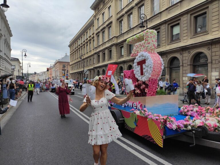 parada syrenki na Nowym Świecie i Krakowskim Przedmieściu