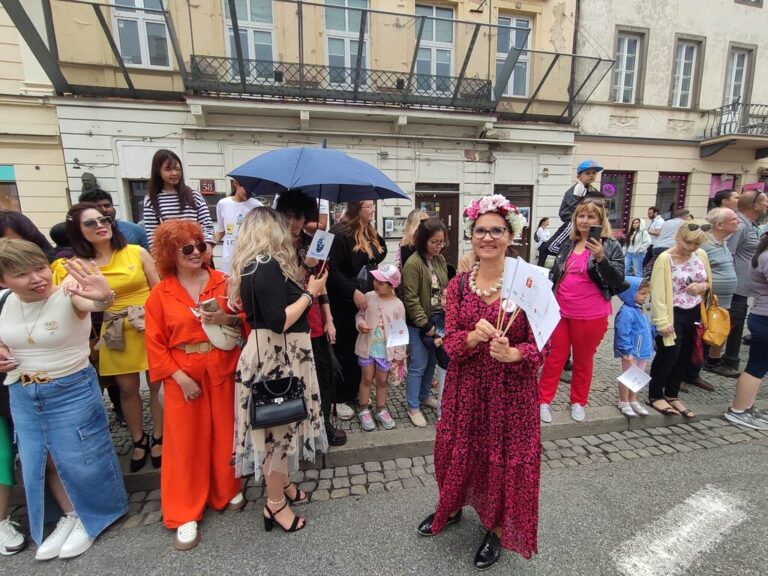 parada syrenki na Nowym Świecie i Krakowskim Przedmieściu