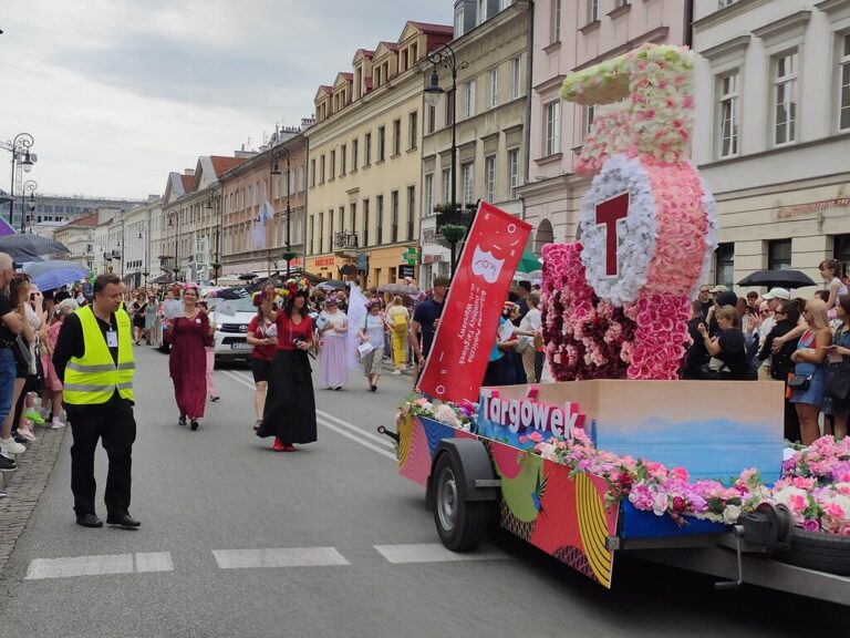 parada syrenki na Nowym Świecie i Krakowskim Przedmieściu