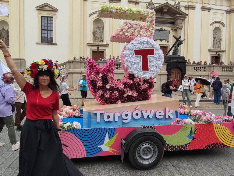 parada syrenki na Nowym Świecie i Krakowskim Przedmieściu