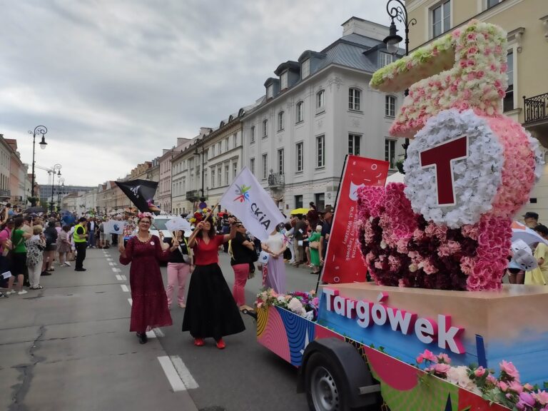 parada syrenki na Nowym Świecie i Krakowskim Przedmieściu