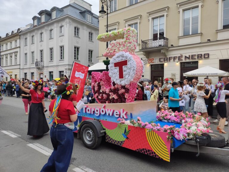 parada syrenki na Nowym Świecie i Krakowskim Przedmieściu