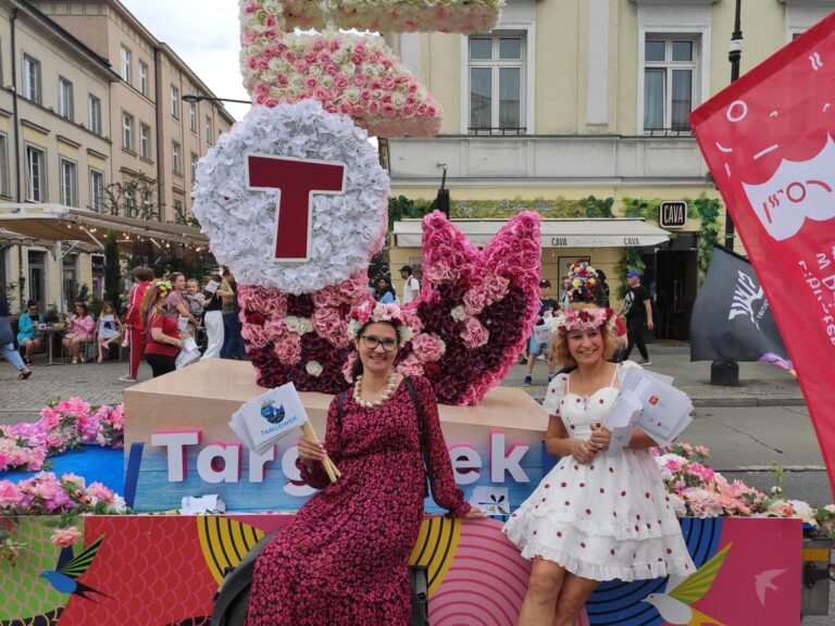 parada syrenki na Nowym Świecie i Krakowskim Przedmieściu