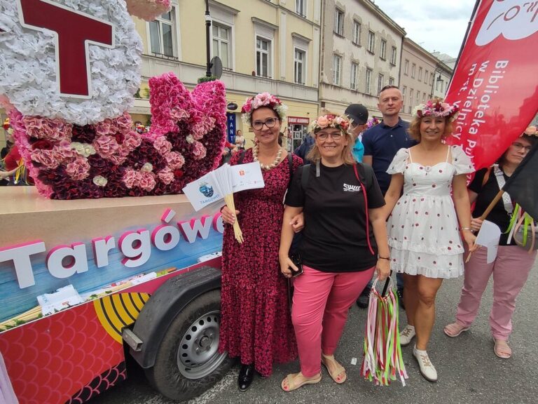 parada syrenki na Nowym Świecie i Krakowskim Przedmieściu