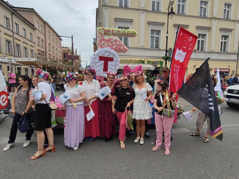 parada syrenki na Nowym Świecie i Krakowskim Przedmieściu
