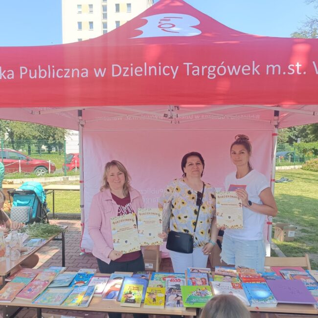 piknik rodzinny - atrakcje przy namiocie biblioteki