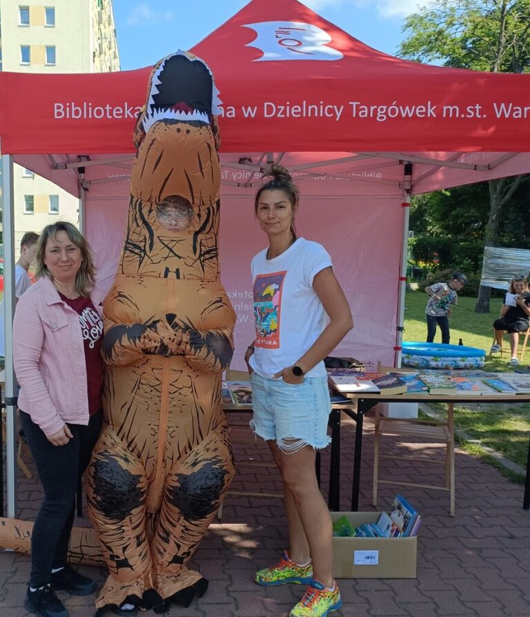 piknik rodzinny - atrakcje przy namiocie biblioteki