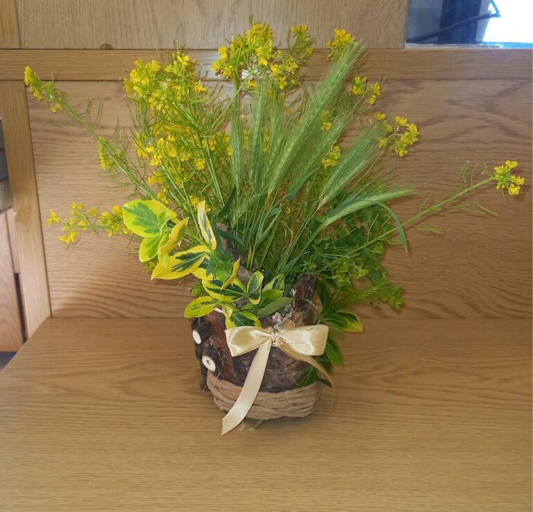 dekoracje kwiatowe powstałe podczas warsztatów florystycznych w bibliotece