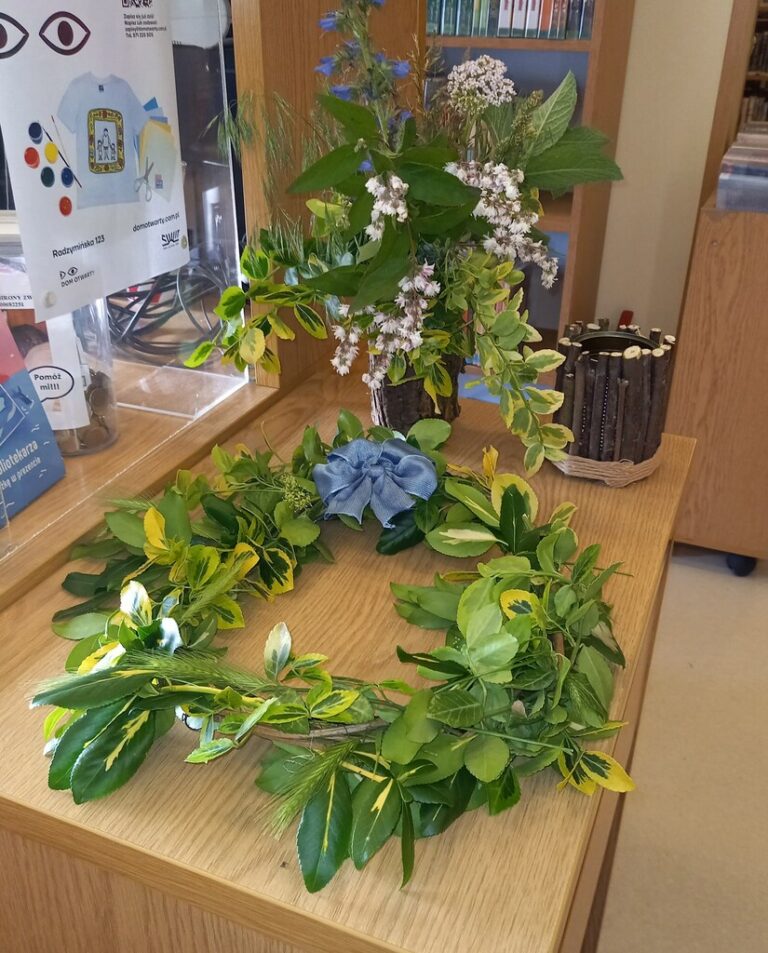 dekoracje kwiatowe powstałe podczas warsztatów florystycznych w bibliotece