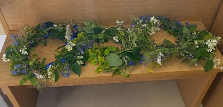dekoracje kwiatowe powstałe podczas warsztatów florystycznych w bibliotece
