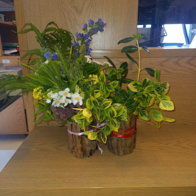 dekoracje kwiatowe powstałe podczas warsztatów florystycznych w bibliotece