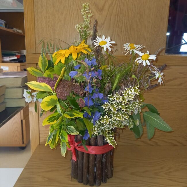 dekoracje kwiatowe powstałe podczas warsztatów florystycznych w bibliotece