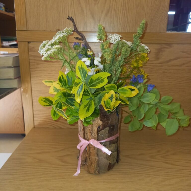 dekoracje kwiatowe powstałe podczas warsztatów florystycznych w bibliotece