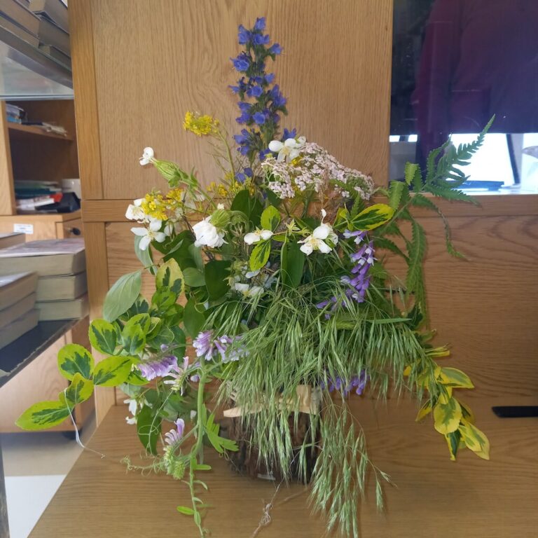 dekoracje kwiatowe powstałe podczas warsztatów florystycznych w bibliotece