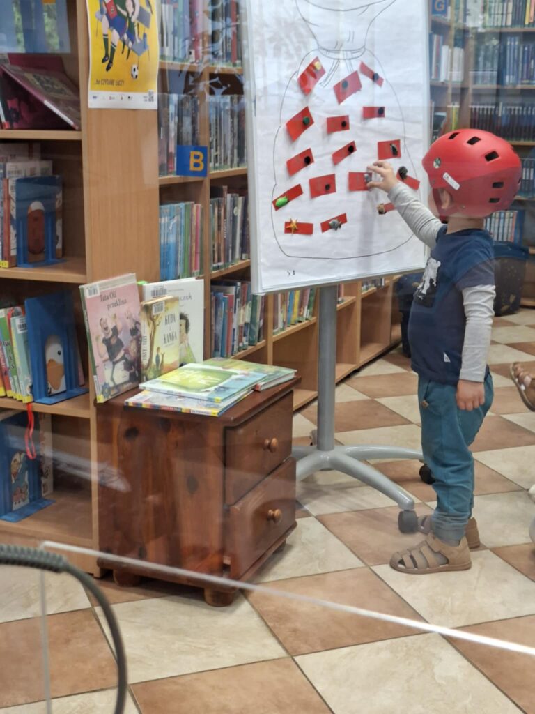 worek zagadek - dzieci w bibliotece rozwiązywały zagadki