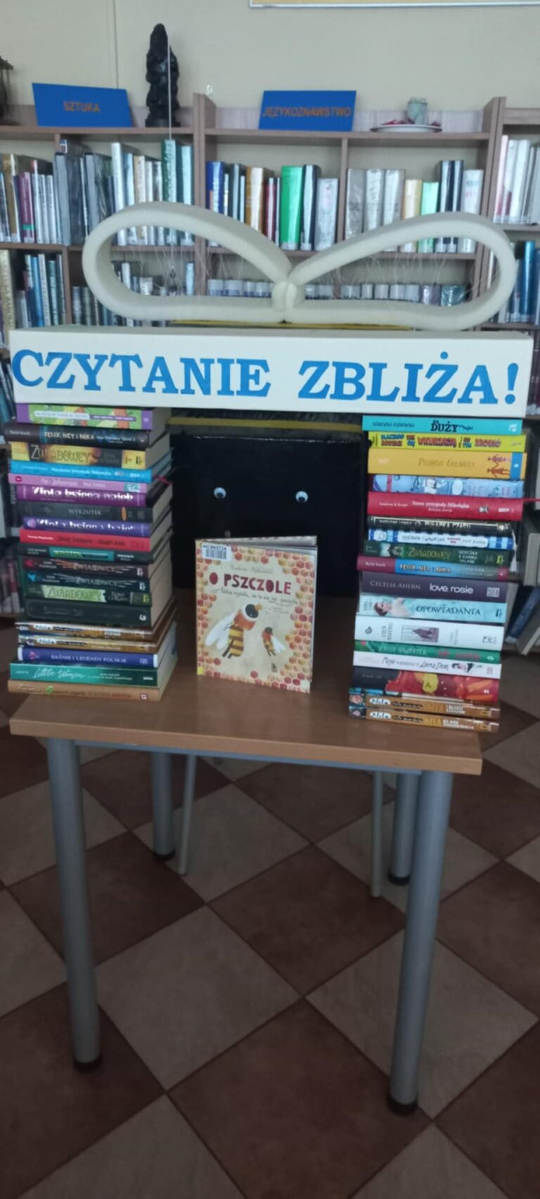 fotobudka z napisem czytanie zbliża