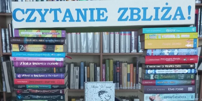 fotobudka z napisem czytanie zbliża