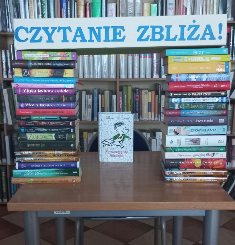 fotobudka z napisem czytanie zbliża
